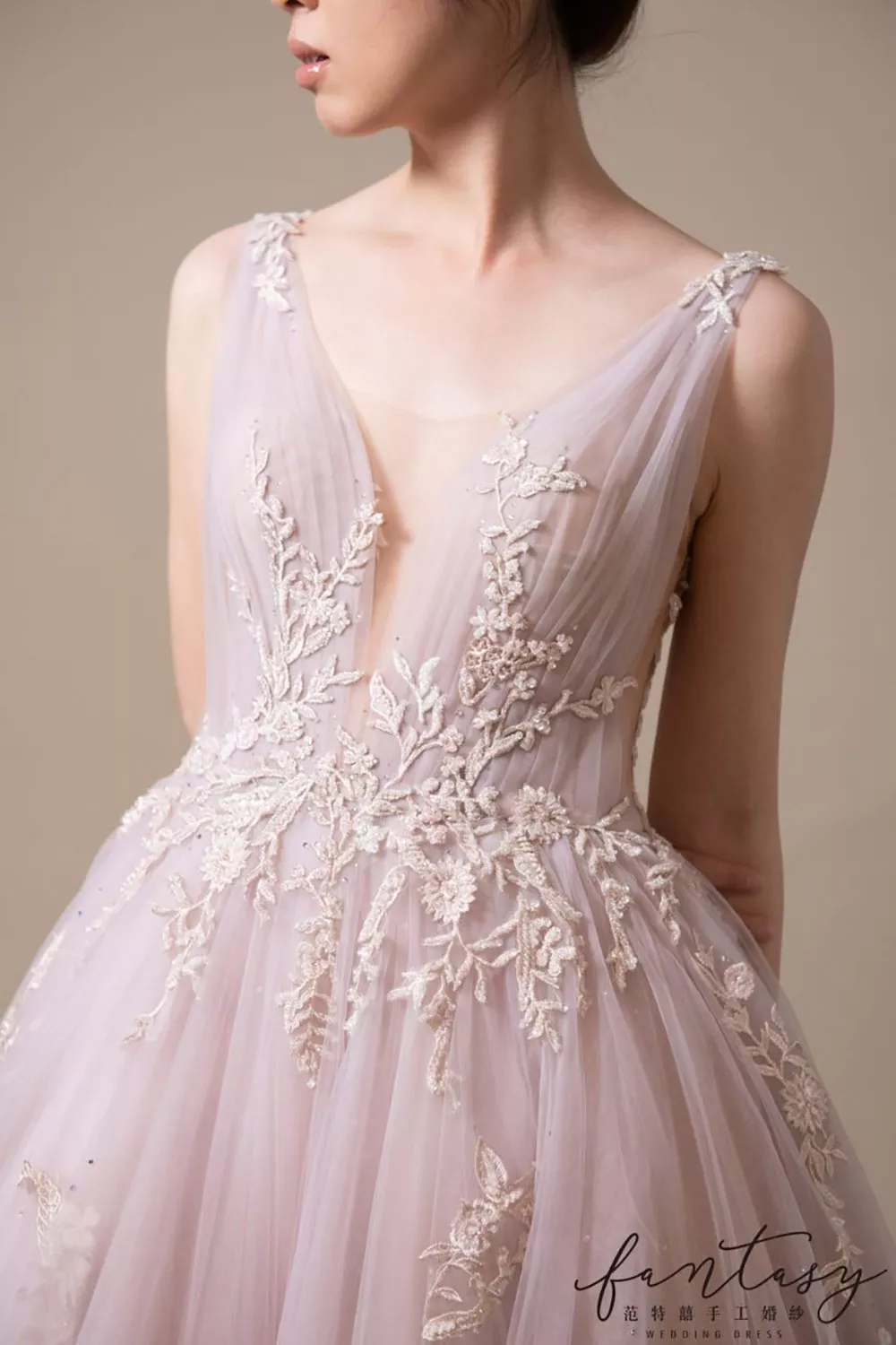 粉色系訂婚禮服顏色可展現新娘迷人的甜美感。